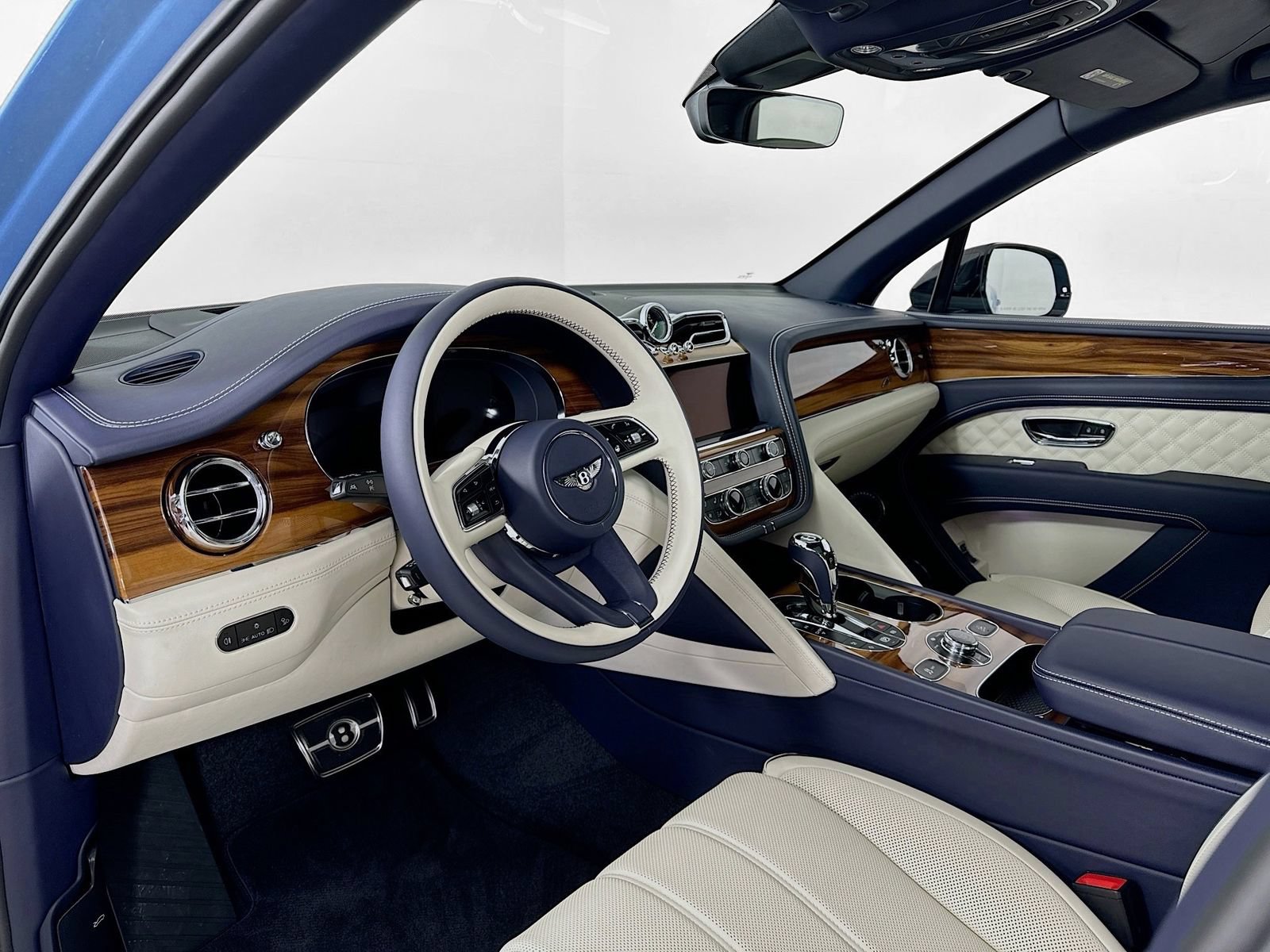 Certified 2025 Bentley Bentayga AWD/4WD image 11