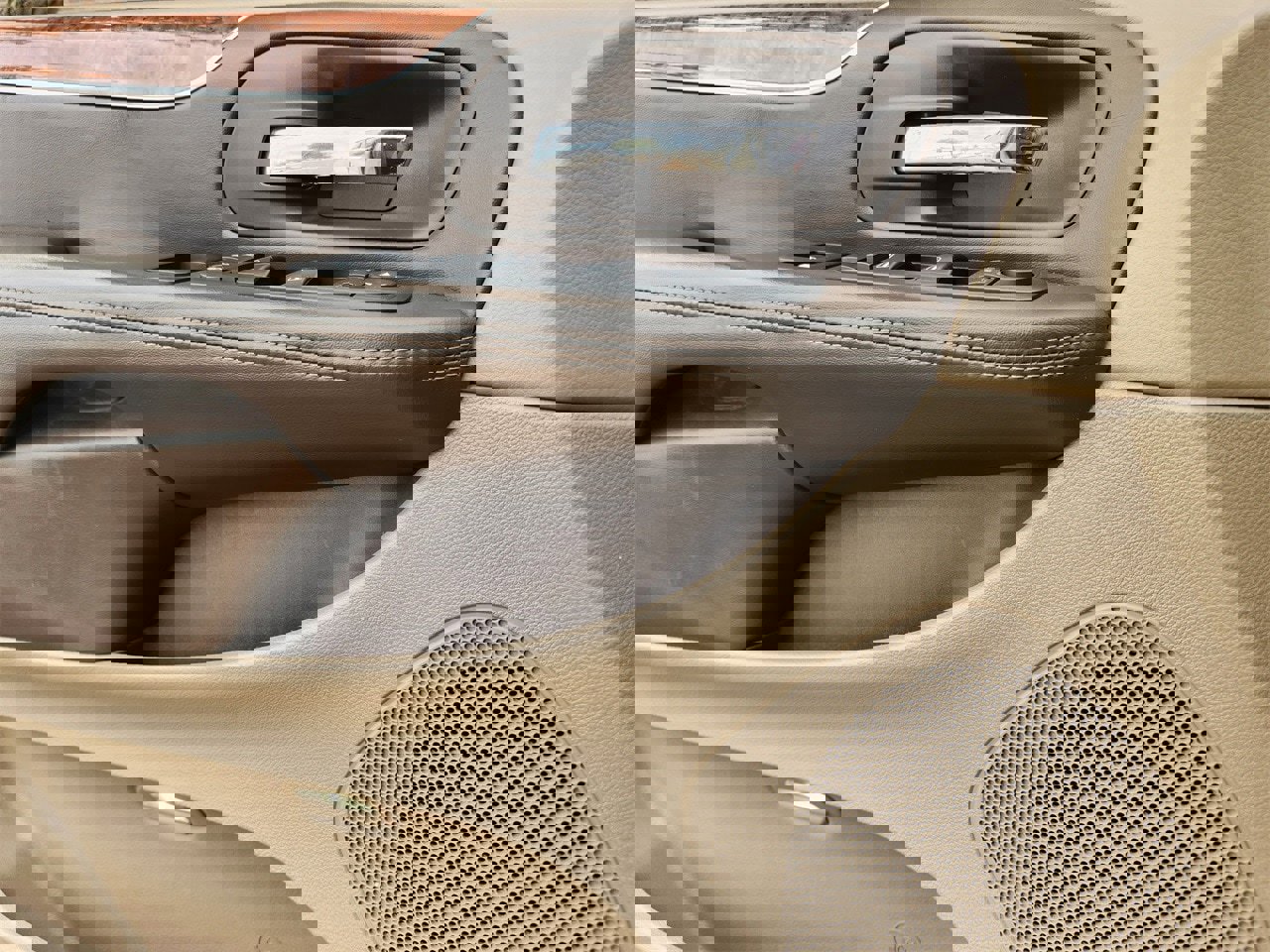 Used 2011 Chrysler Town & Country Touring-L image 22