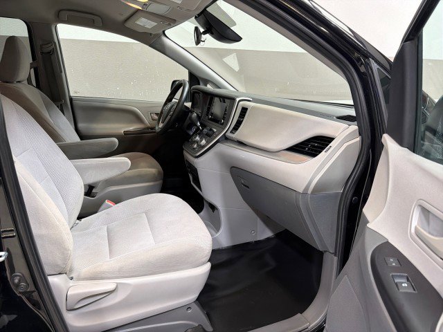 Used 2020 Toyota Sienna L image 37