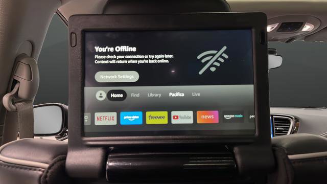 Used 2023 Chrysler Pacifica Limited w/ Uconnect Theater Family Group FWD image 43