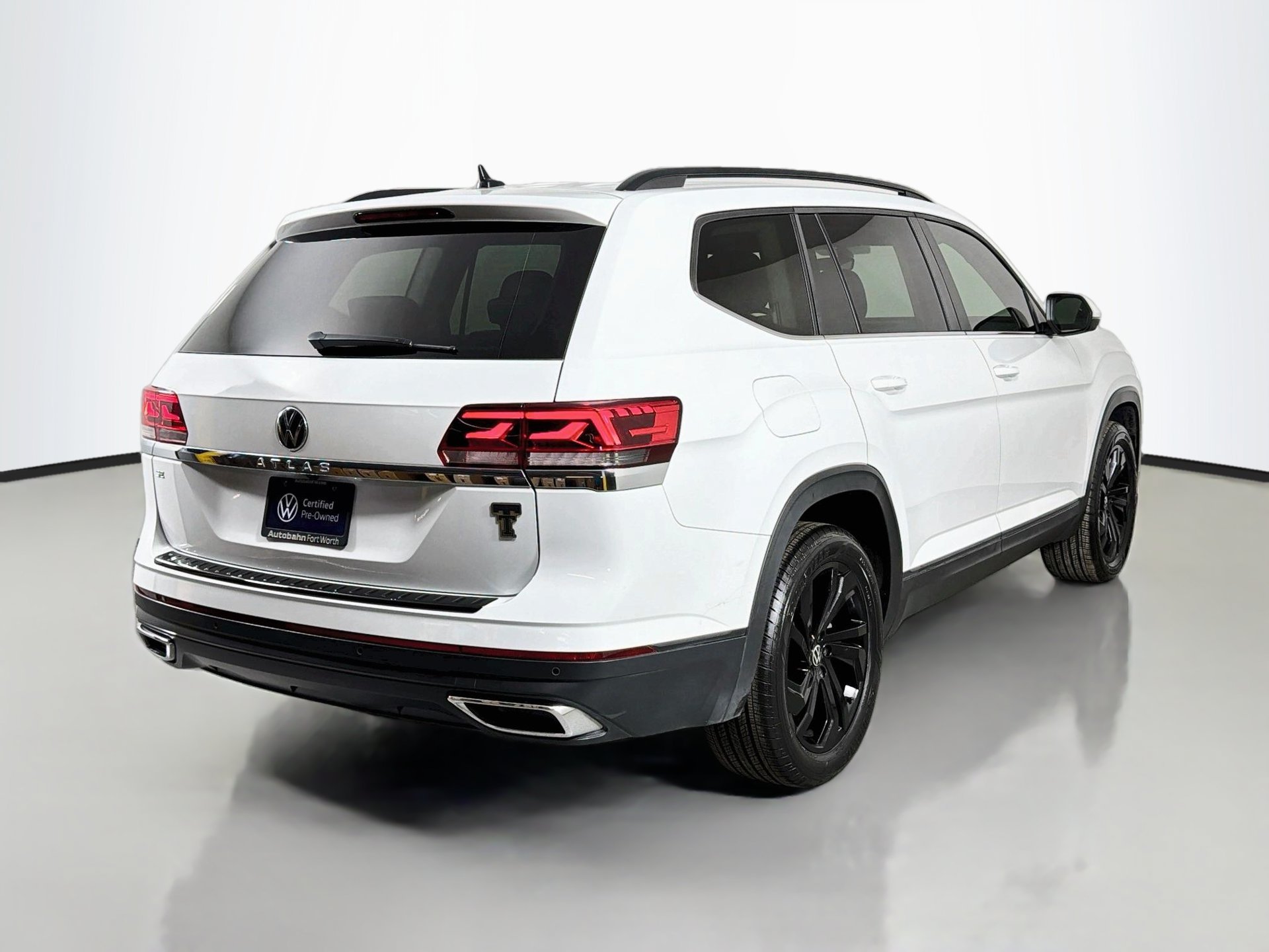 Certified 2023 Volkswagen Atlas SE w/ Black Wheel Package FWD image 5