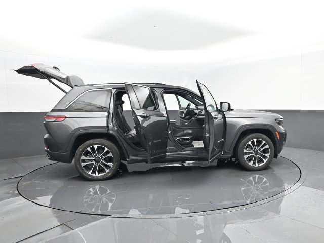 Used 2022 Jeep Grand Cherokee Overland w/ Luxury Tech Group IV AWD/4WD image 32