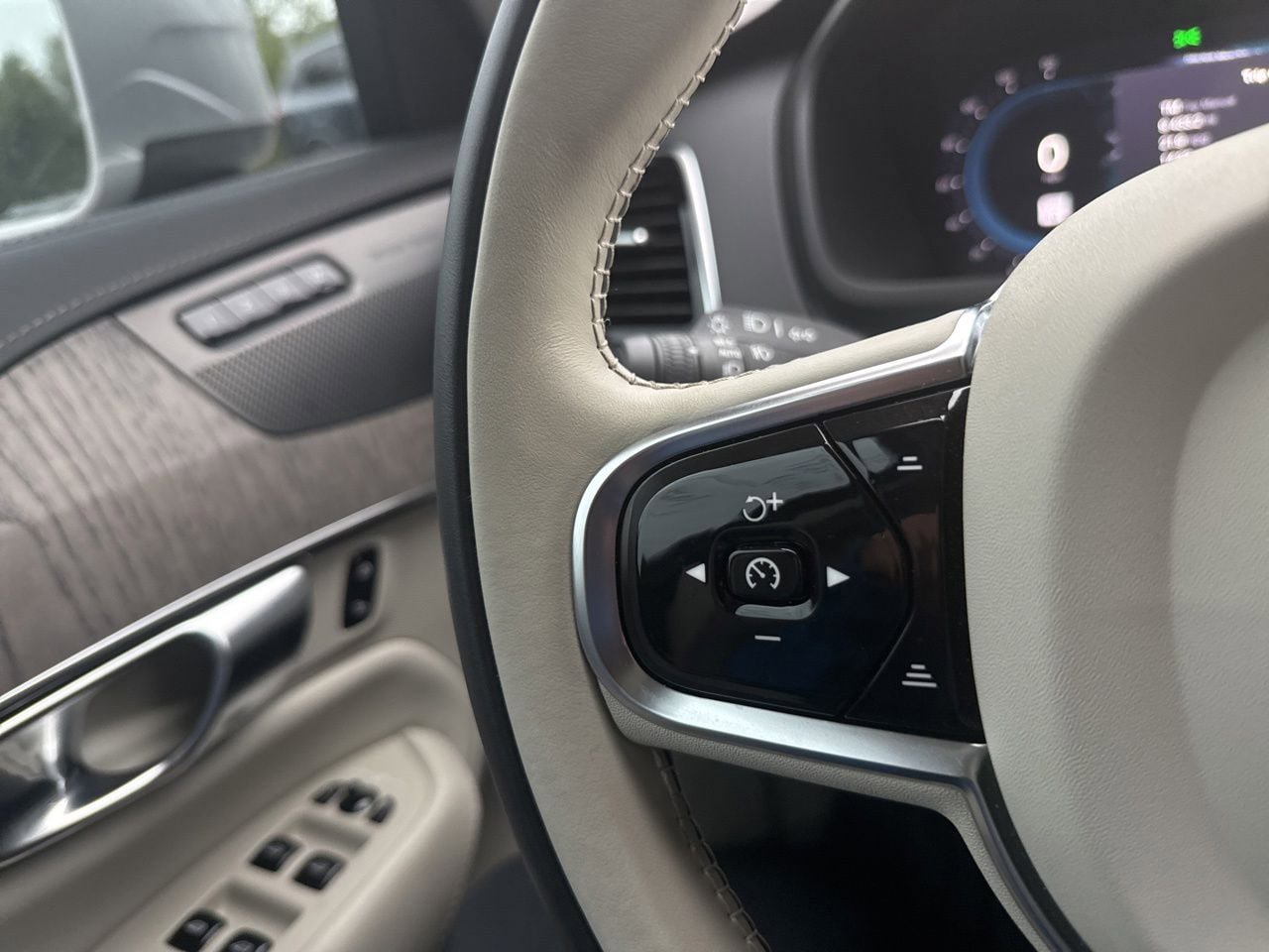 Certified 2023 Volvo XC90 B6 Ultimate w/ Lounge Package AWD/4WD image 23
