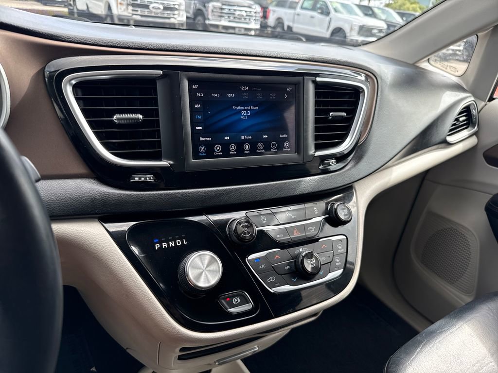 Used 2018 Chrysler Pacifica Touring-L image 17