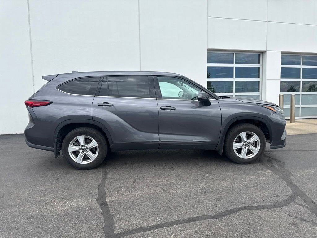Used 2021 Toyota Highlander L AWD/4WD image 3