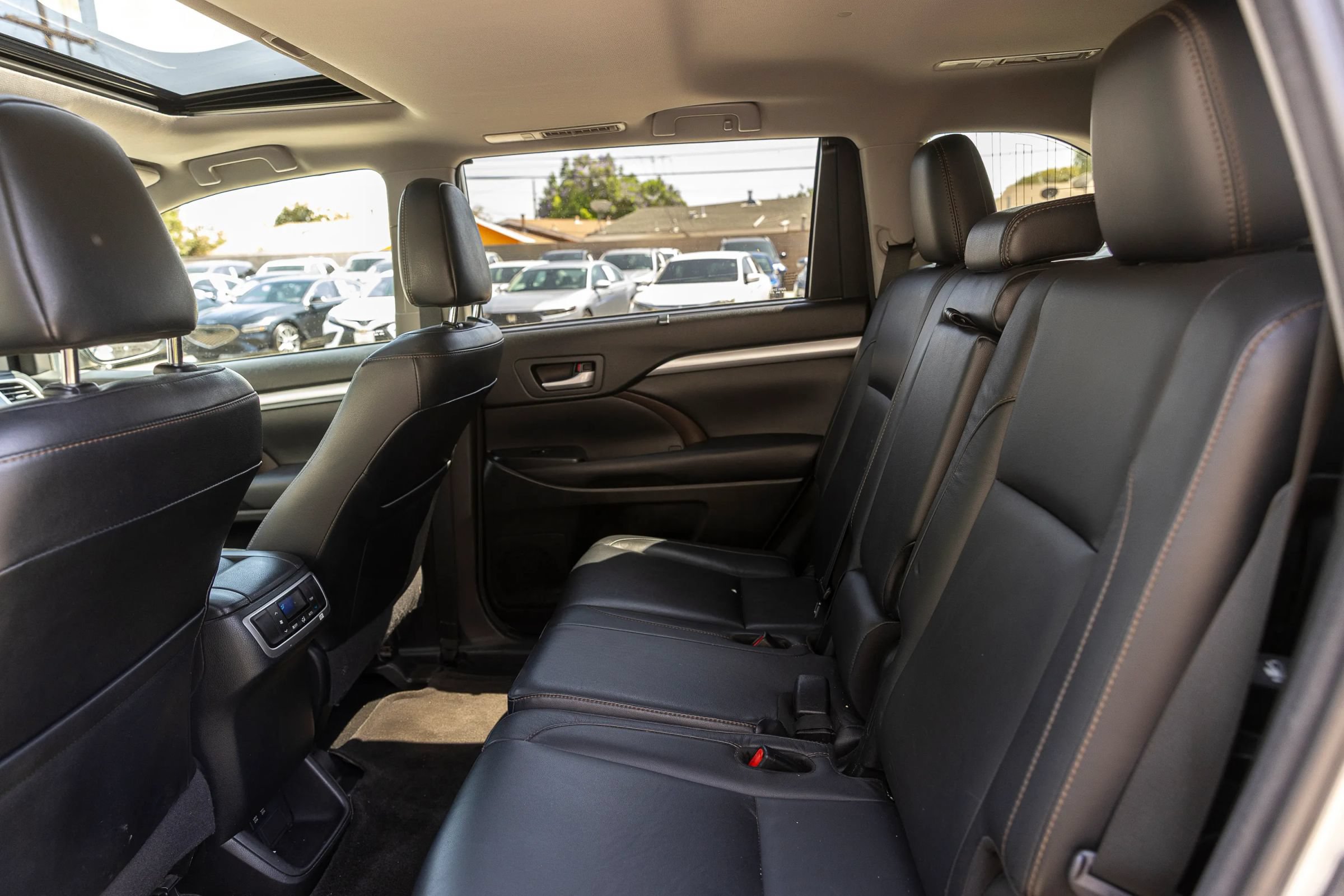 Used 2018 Toyota Highlander XLE FWD image 28