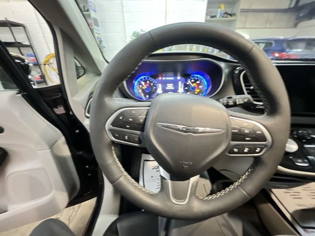 Used 2024 Chrysler Pacifica Touring-L FWD image 14