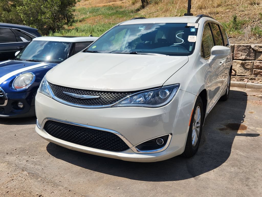 Used 2017 Chrysler Pacifica Touring-L FWD image 9
