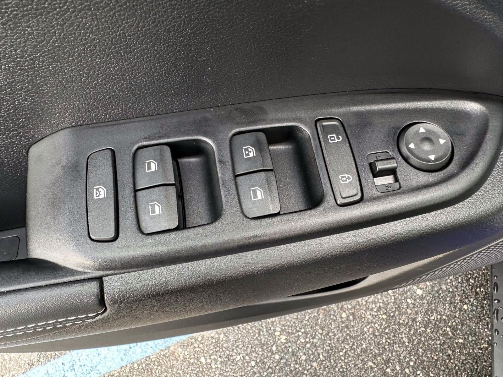 Used 2022 Hyundai Venue Limited FWD image 9