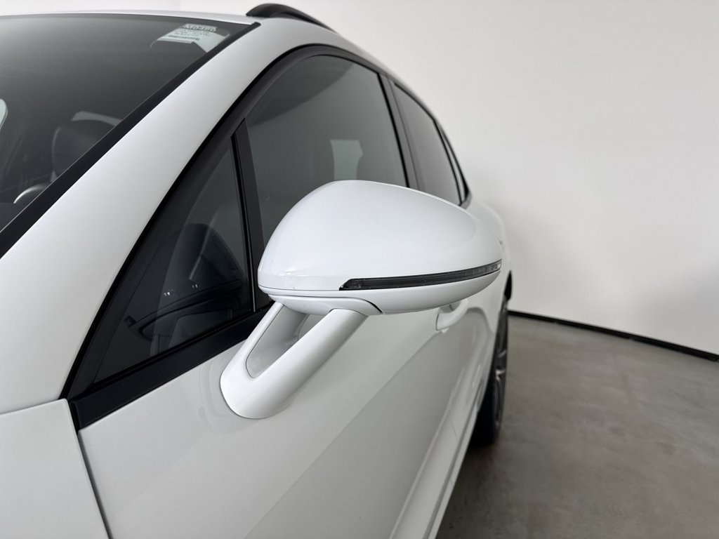 Certified 2025 Porsche Macan AWD/4WD image 12