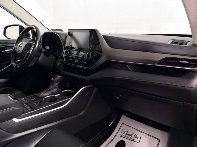Used 2020 Toyota Highlander XLE AWD/4WD image 32