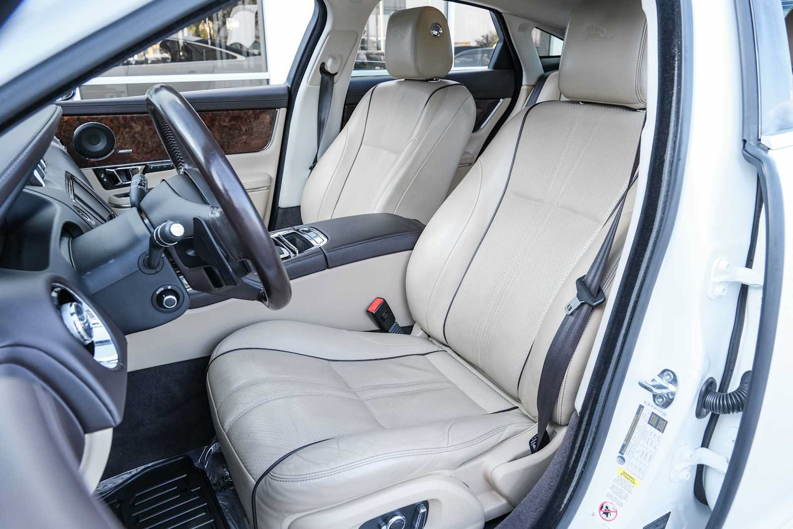 Used 2017 Jaguar XJ R-Sport RWD image 26