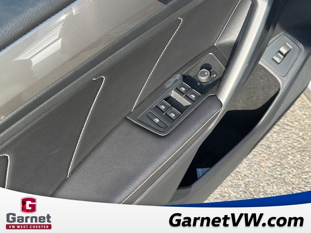 Certified 2024 Volkswagen Tiguan SE w/ Panoramic Sunroof Package image 9