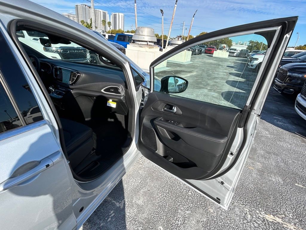 New 2026 Chrysler Pacifica Select image 24