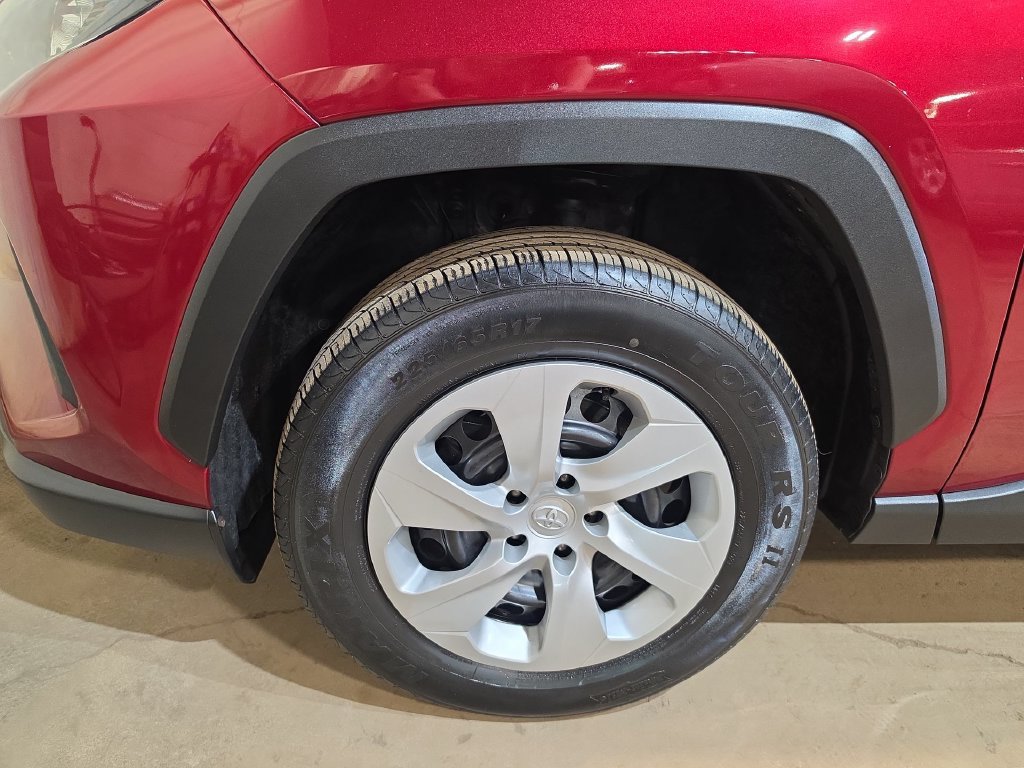 Used 2021 Toyota RAV4 LE AWD/4WD image 18