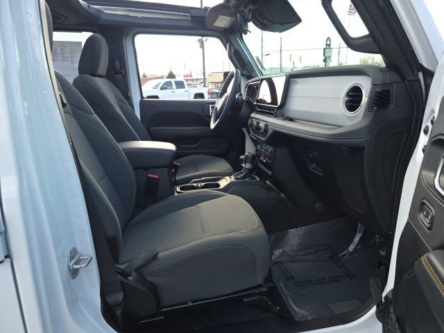 Used 2025 Jeep Wrangler Unlimited Sahara w/ Safety Group AWD/4WD image 36