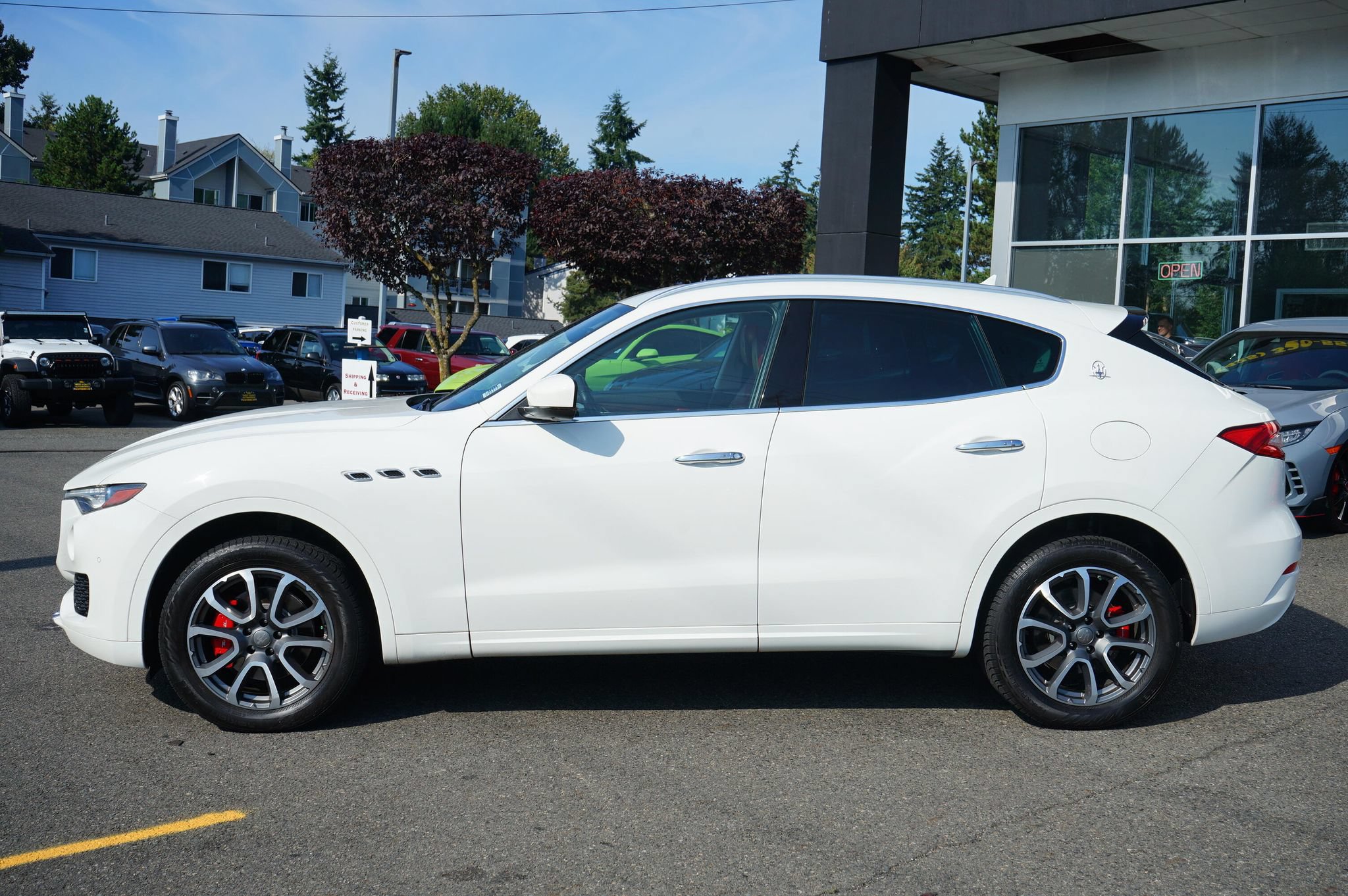 Used 2017 Maserati Levante w/ Luxury Package AWD/4WD image 3