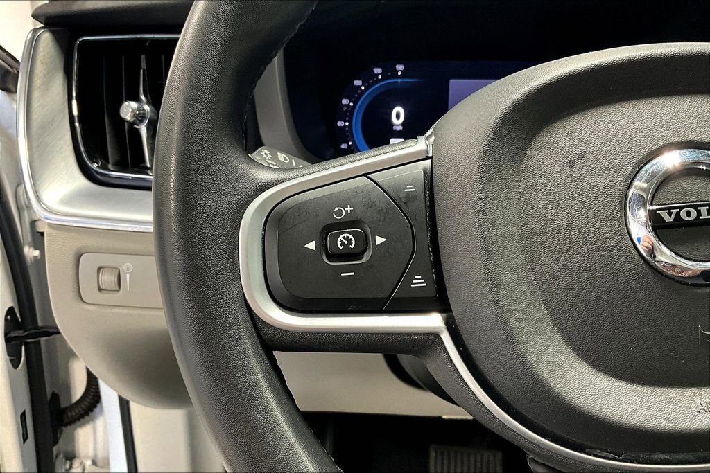 Used 2022 Volvo XC60 B5 Momentum image 24