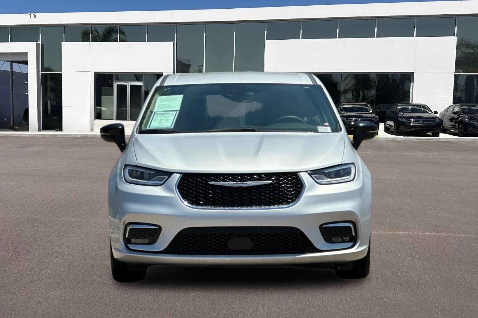 Used 2024 Chrysler Pacifica Touring-L FWD image 8
