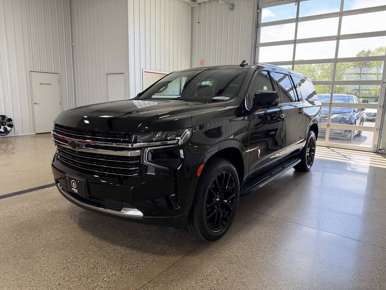 Used 2024 Chevrolet Suburban LT w/ Luxury Package AWD/4WD image 2