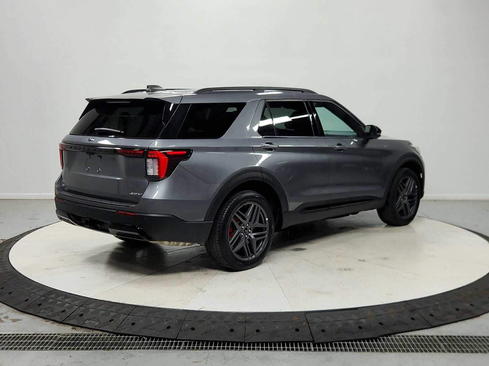 Used 2025 Ford Explorer ST-Line w/ ST-Line Street Pack AWD/4WD image 8