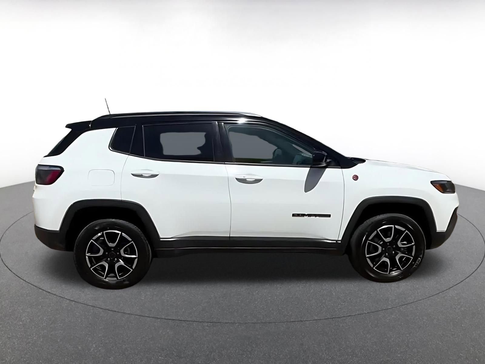 Used 2025 Jeep Compass Trailhawk AWD/4WD image 16