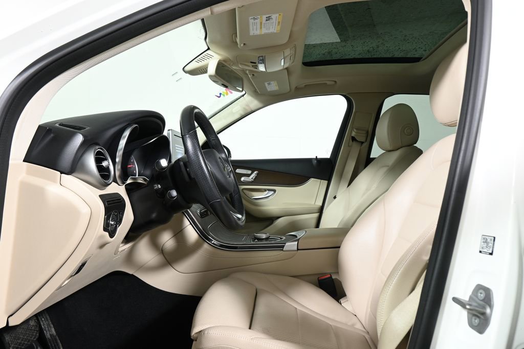 Used 2019 Mercedes-Benz GLC 300 4MATIC image 3
