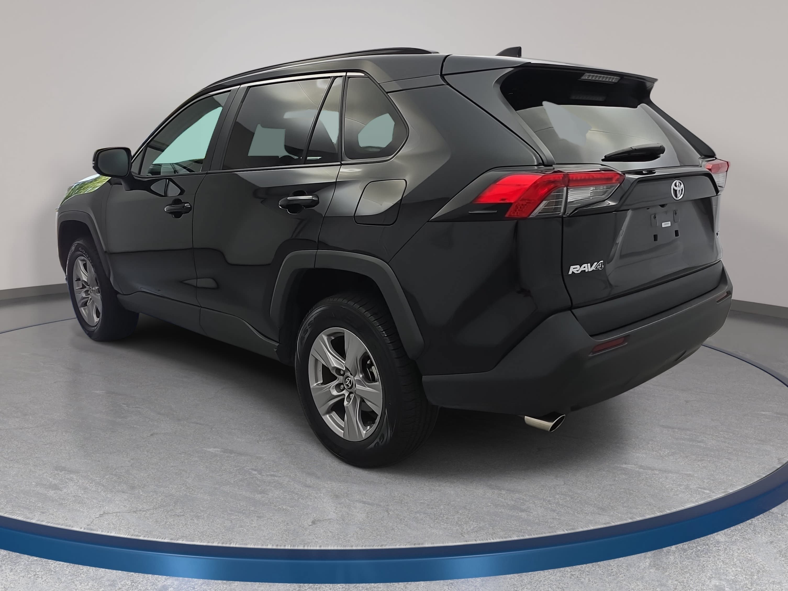 Used 2025 Toyota RAV4 XLE FWD image 7