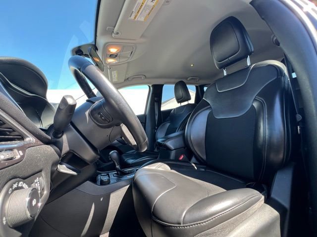 Used 2019 Jeep Cherokee Latitude Plus AWD/4WD image 16
