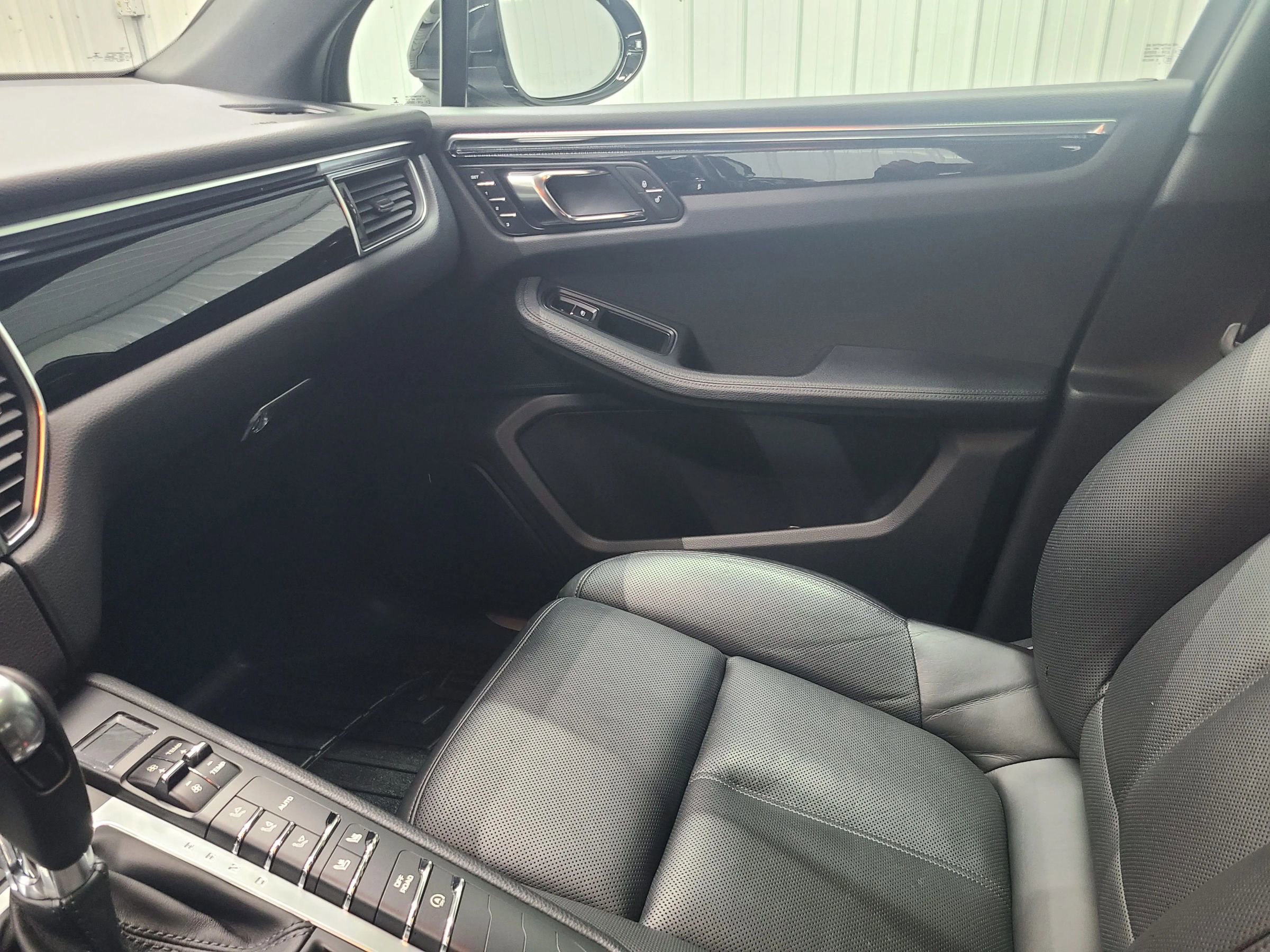 Used 2015 Porsche Macan S w/ Premium Package Plus image 25