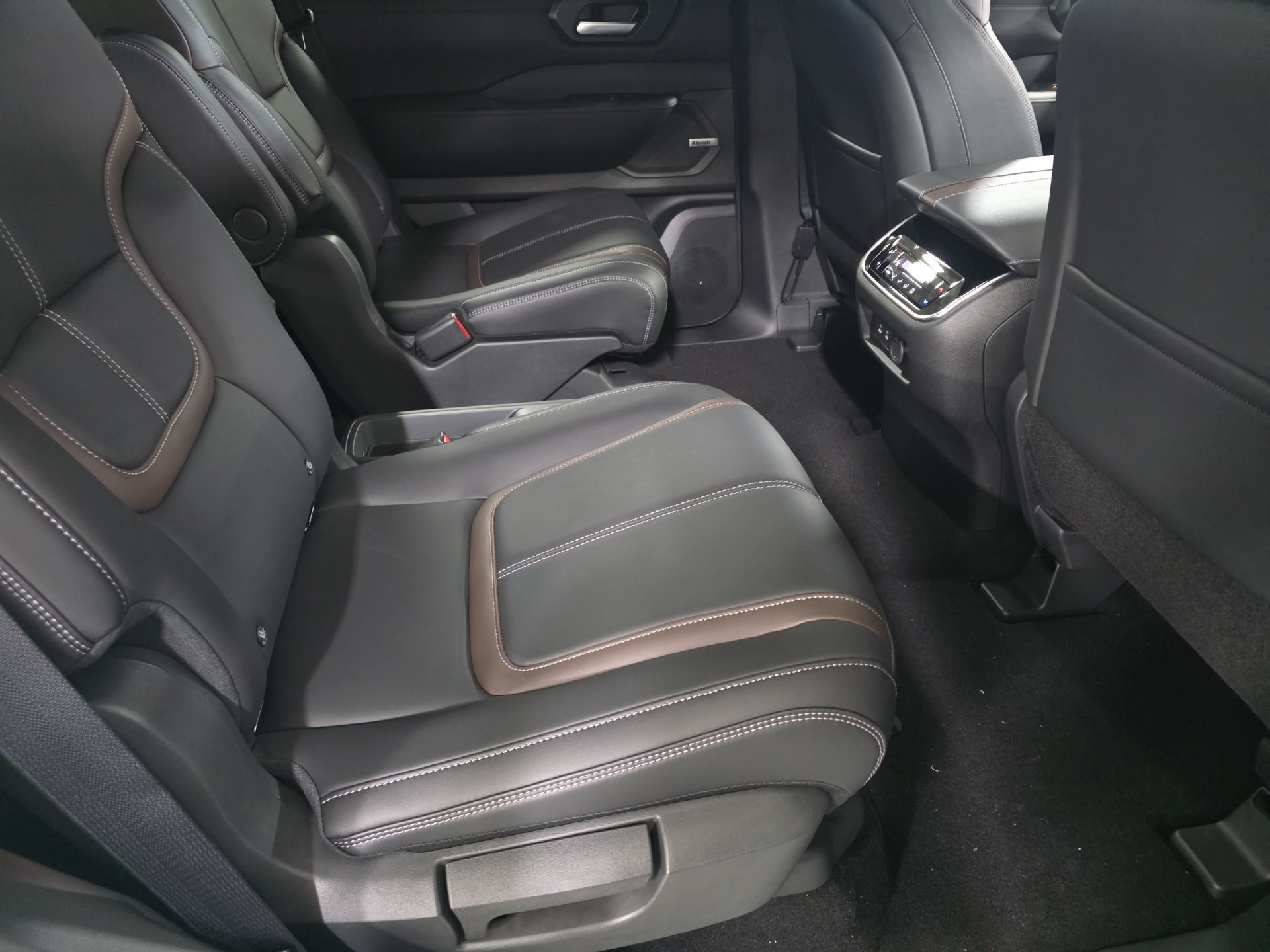 New 2026 Nissan Armada SL w/ Captain's Chari Seat Package AWD/4WD image 11