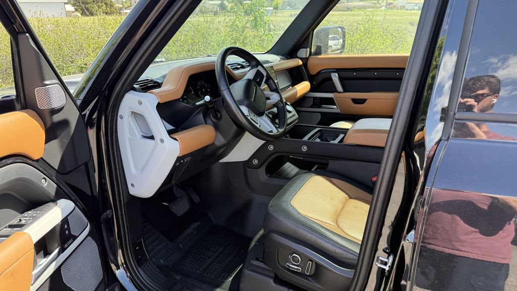 Used 2023 Land Rover Defender 130 X-Dynamic SE AWD/4WD image 3