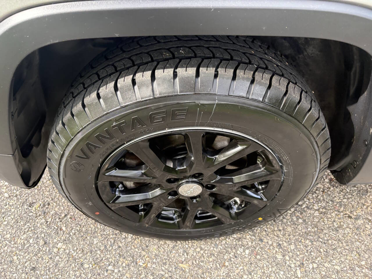 Used 2018 Jeep Cherokee Latitude w/ Cold Weather Group AWD/4WD image 9