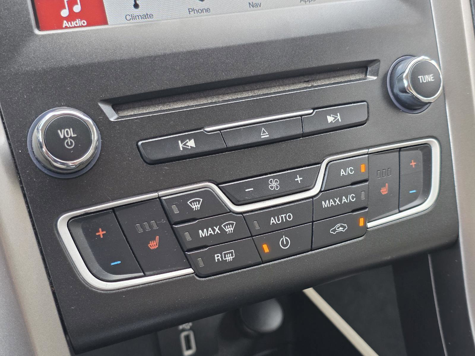 Used 2017 Ford Fusion SE w/ Fusion SE Technology Package image 19