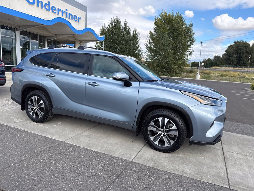 Used 2024 Toyota Highlander XLE AWD/4WD image 2
