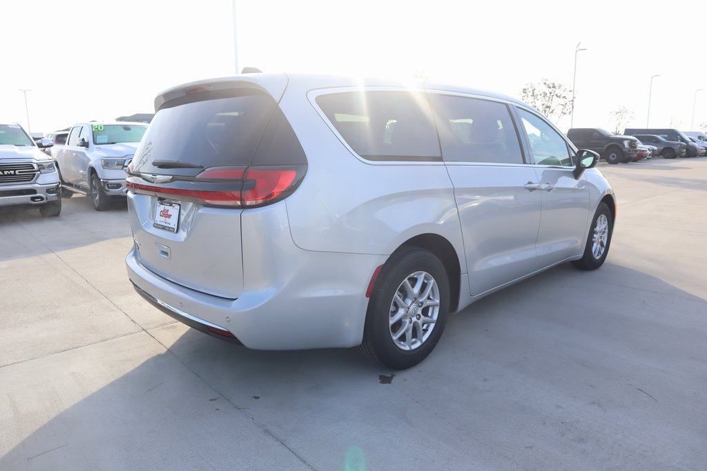 New 2026 Chrysler Pacifica Select image 22