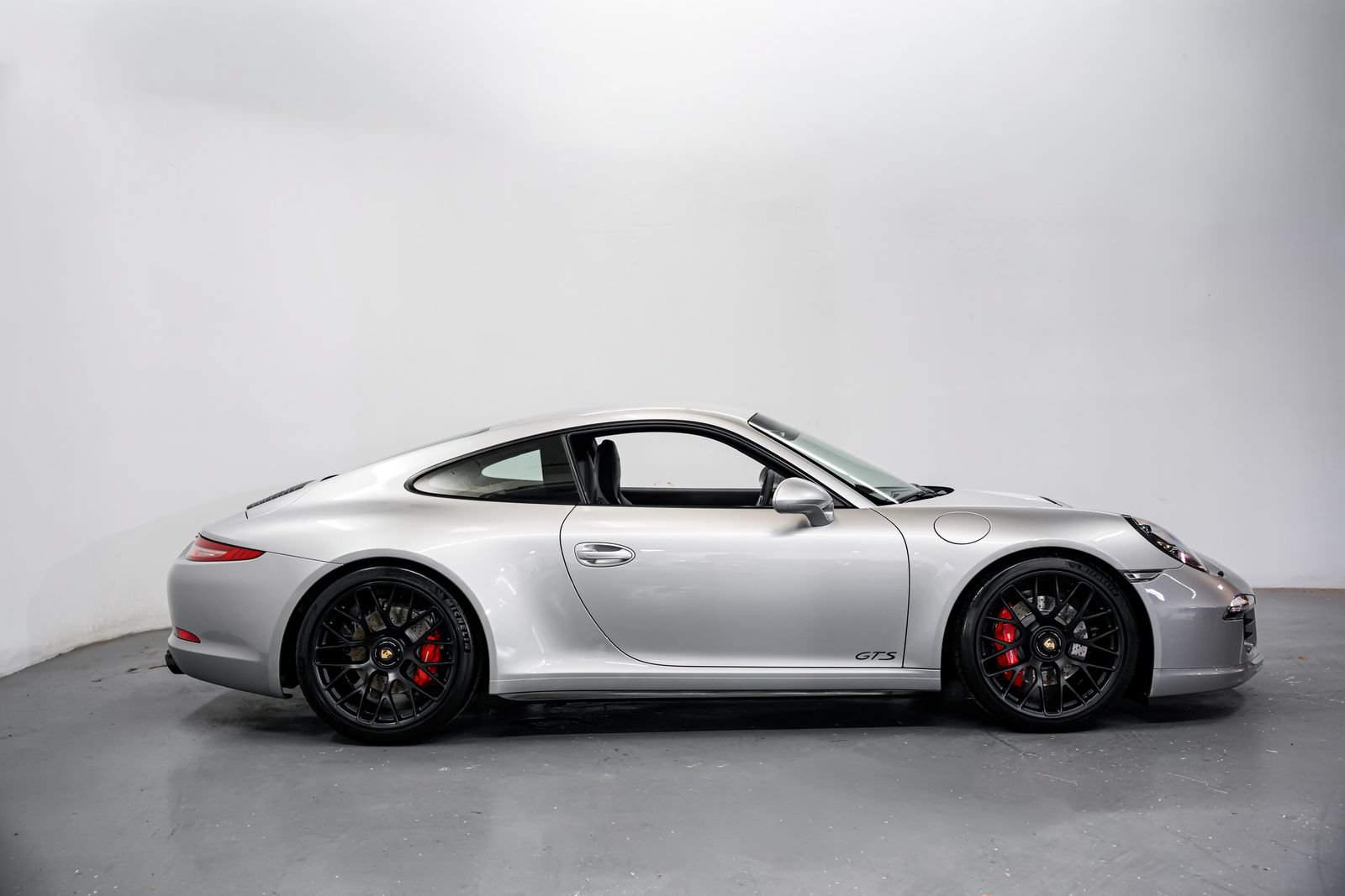Used 2015 Porsche 911 Carrera GTS RWD image 2