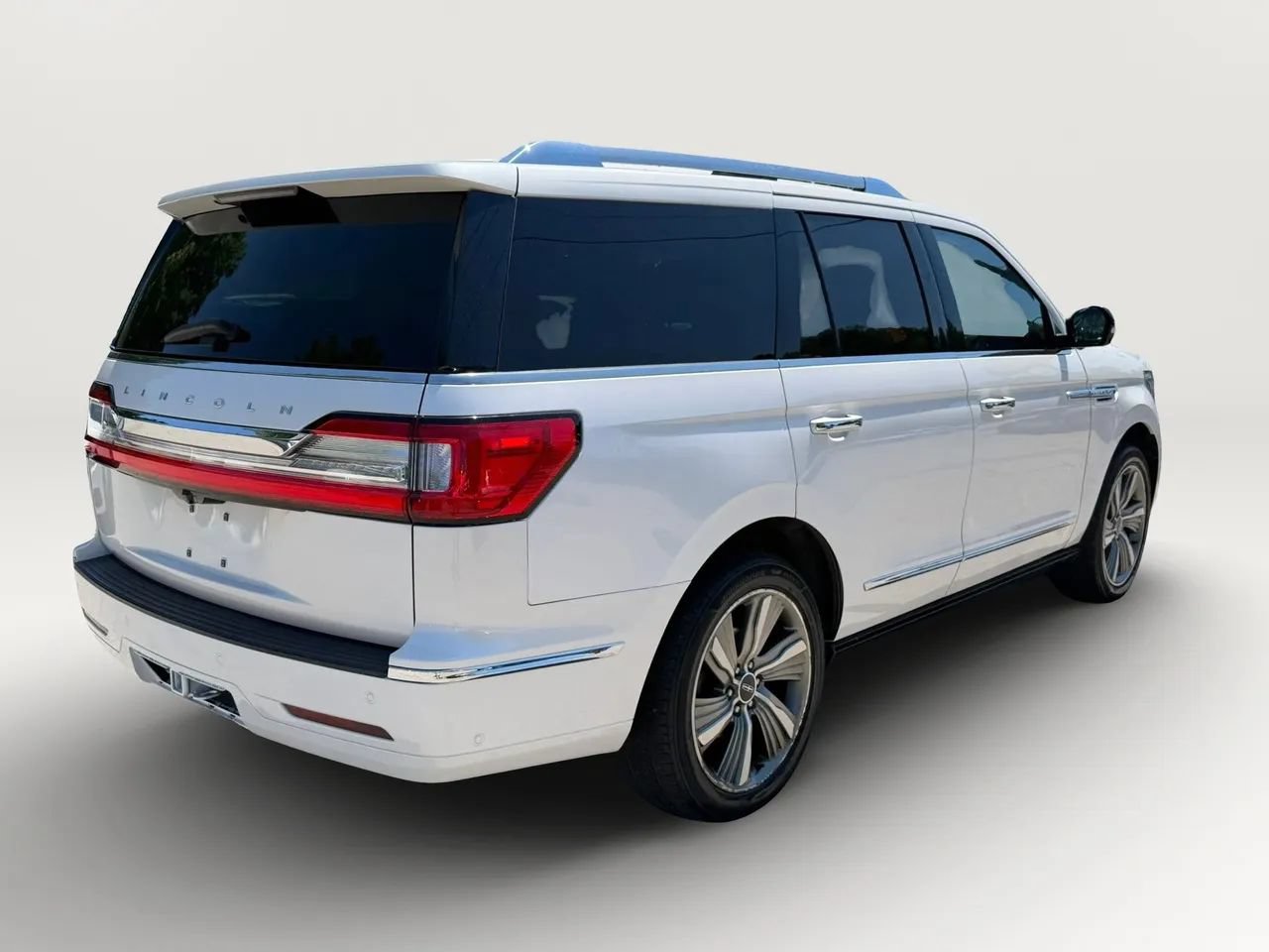 Used 2018 Lincoln Navigator Reserve w/ Technology Package AWD/4WD image 3
