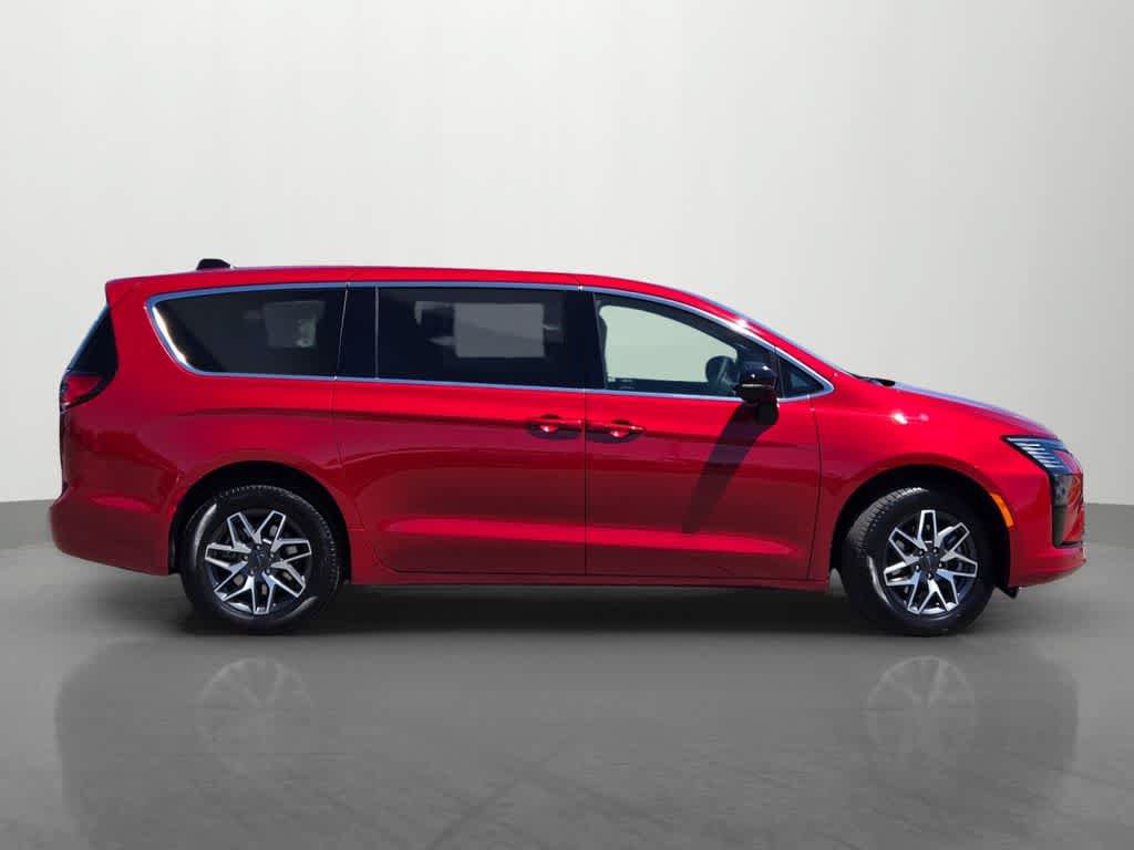 New 2027 Chrysler Pacifica Limited AWD/4WD image 7