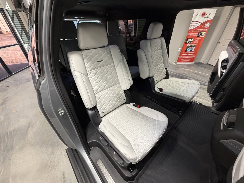 Used 2025 Cadillac Escalade ESV V image 9