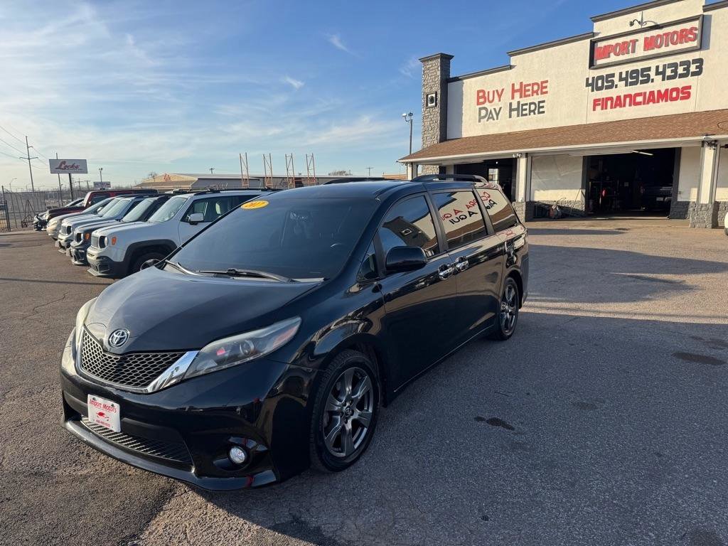 Used 2017 Toyota Sienna SE image 1