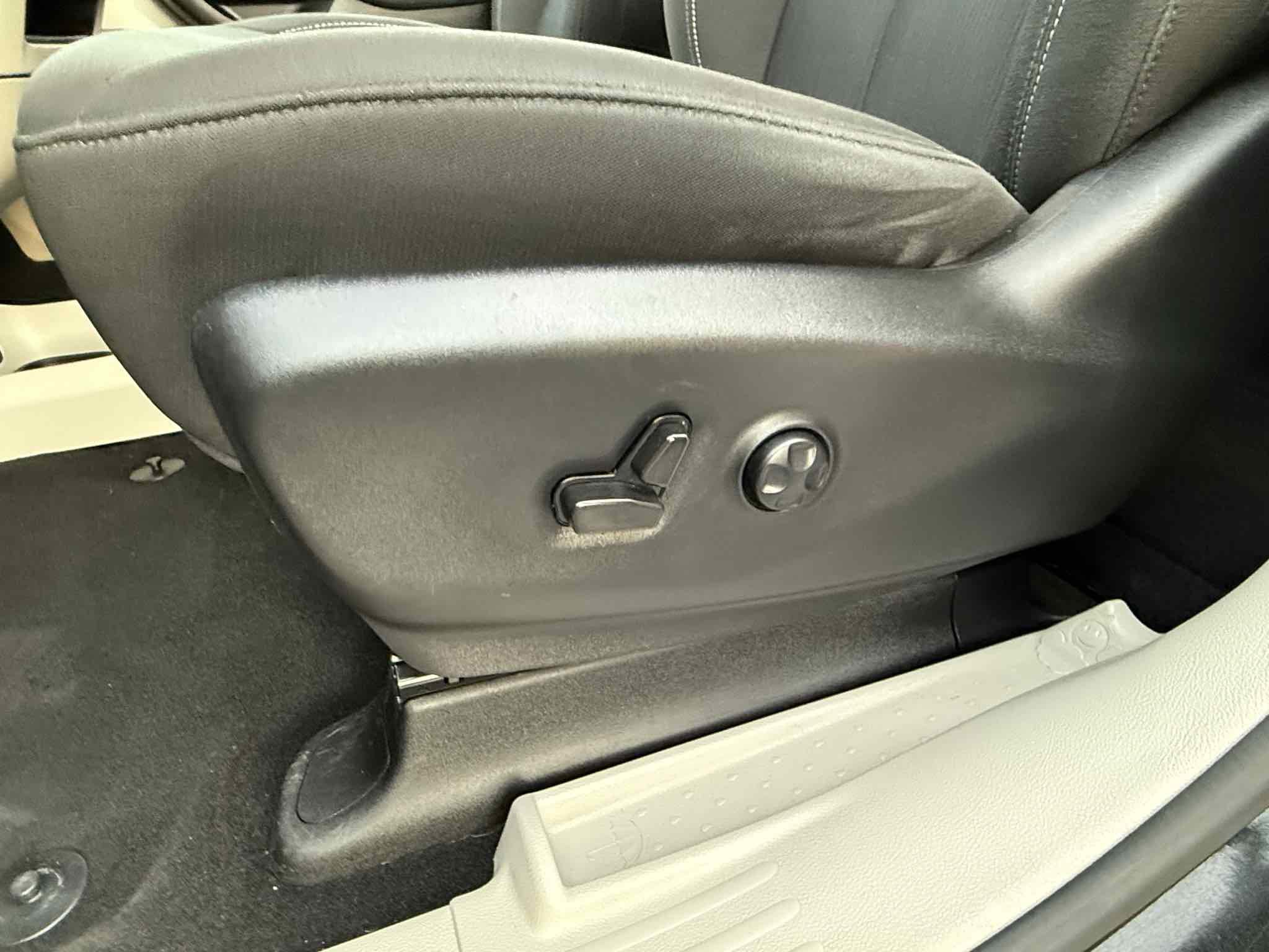 Used 2023 Chrysler Voyager LX image 49