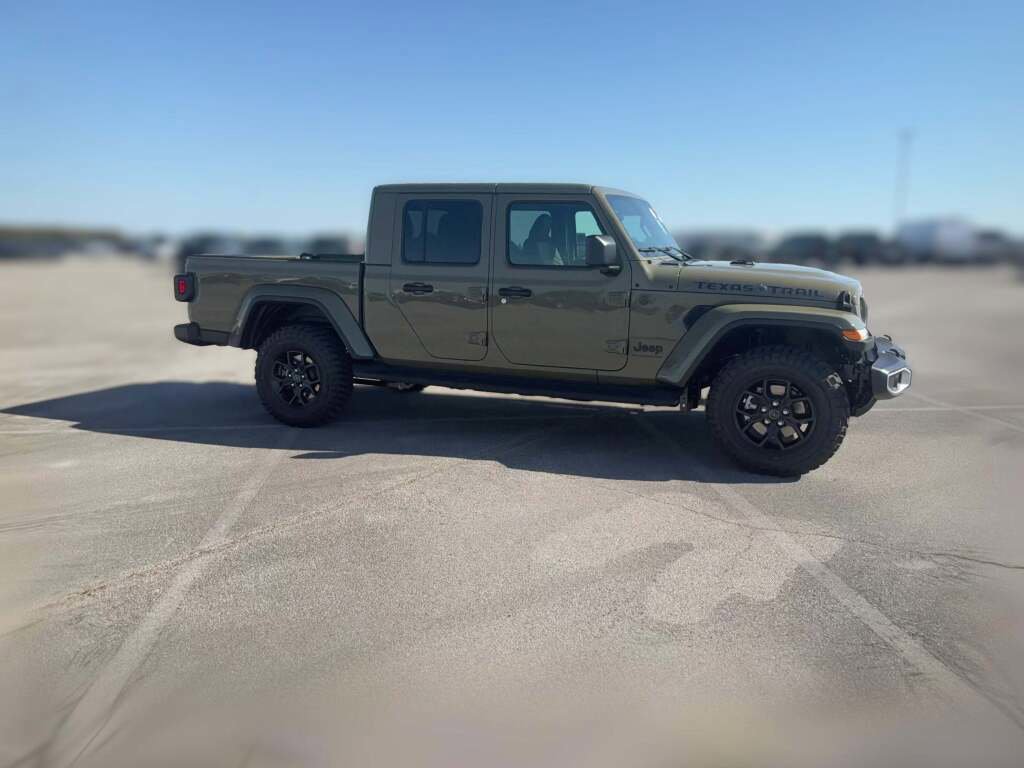 New 2025 Jeep Gladiator Sport image 15