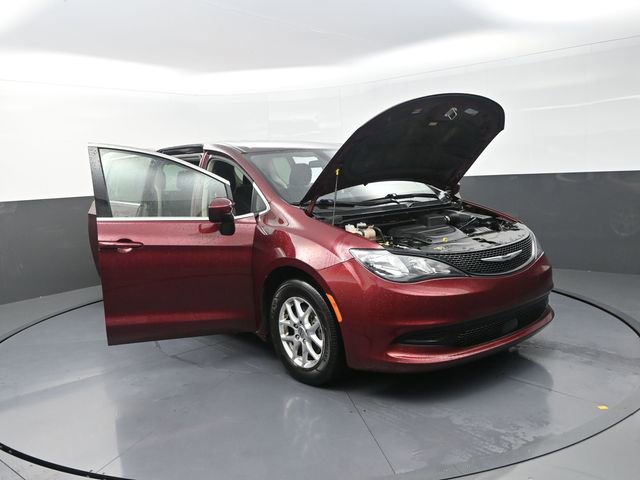 Used 2022 Chrysler Voyager LX FWD image 4