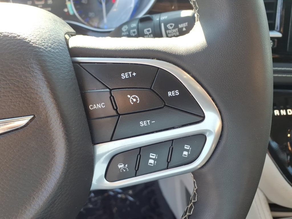 Used 2023 Chrysler Pacifica Limited FWD image 10