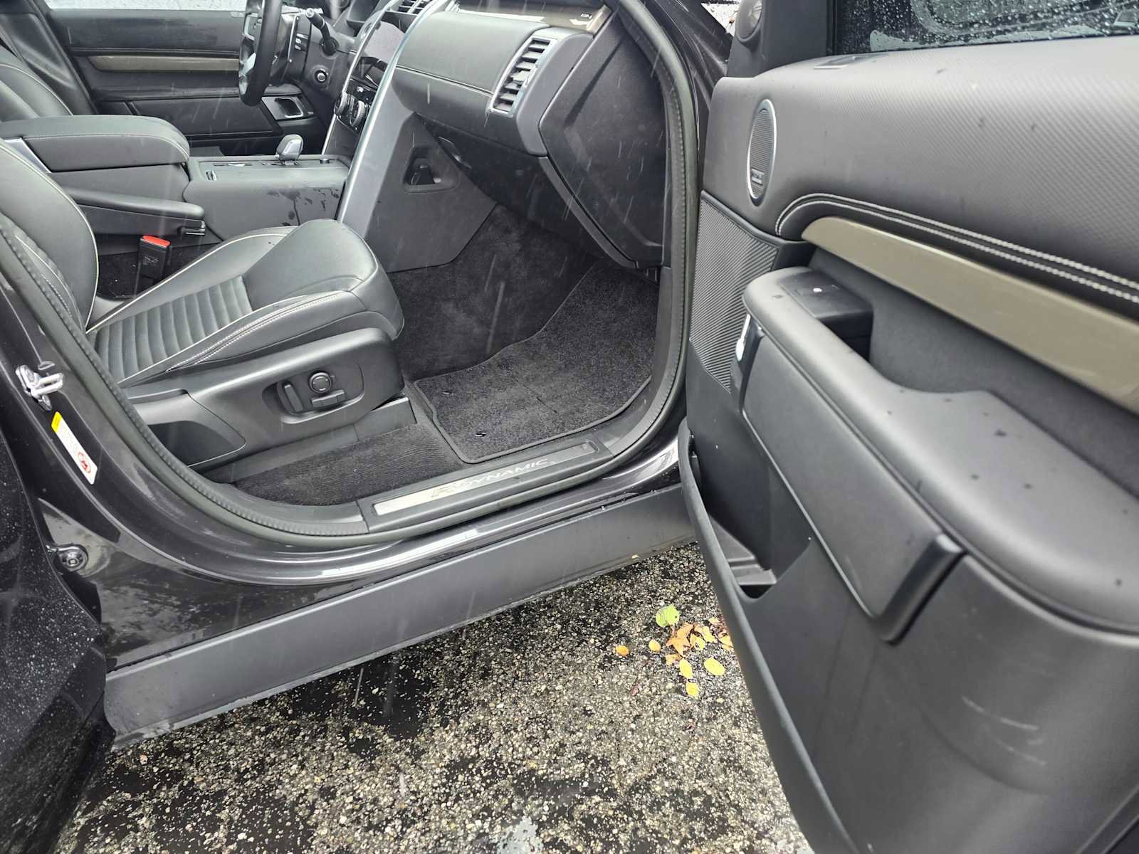 Used 2023 Land Rover Discovery Metropolitan Edition image 10