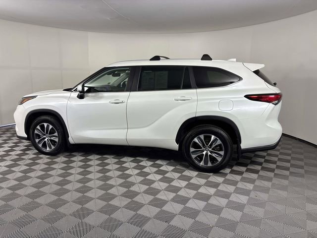 Used 2023 Toyota Highlander XLE AWD/4WD image 5