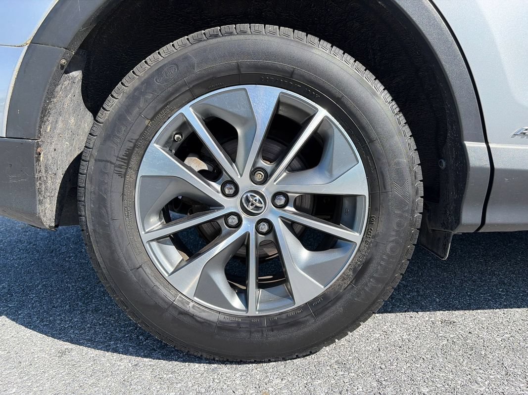 Used 2018 Toyota RAV4 XLE AWD/4WD image 29