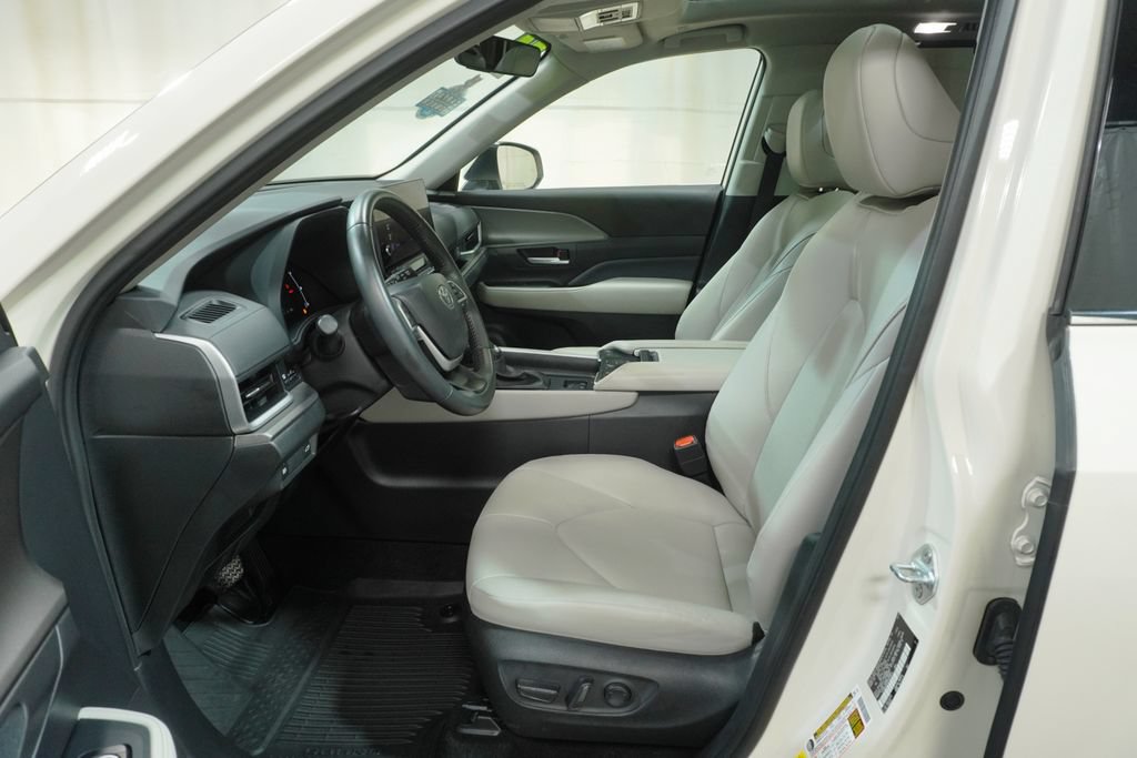 Used 2024 Toyota Grand Highlander AWD image 11