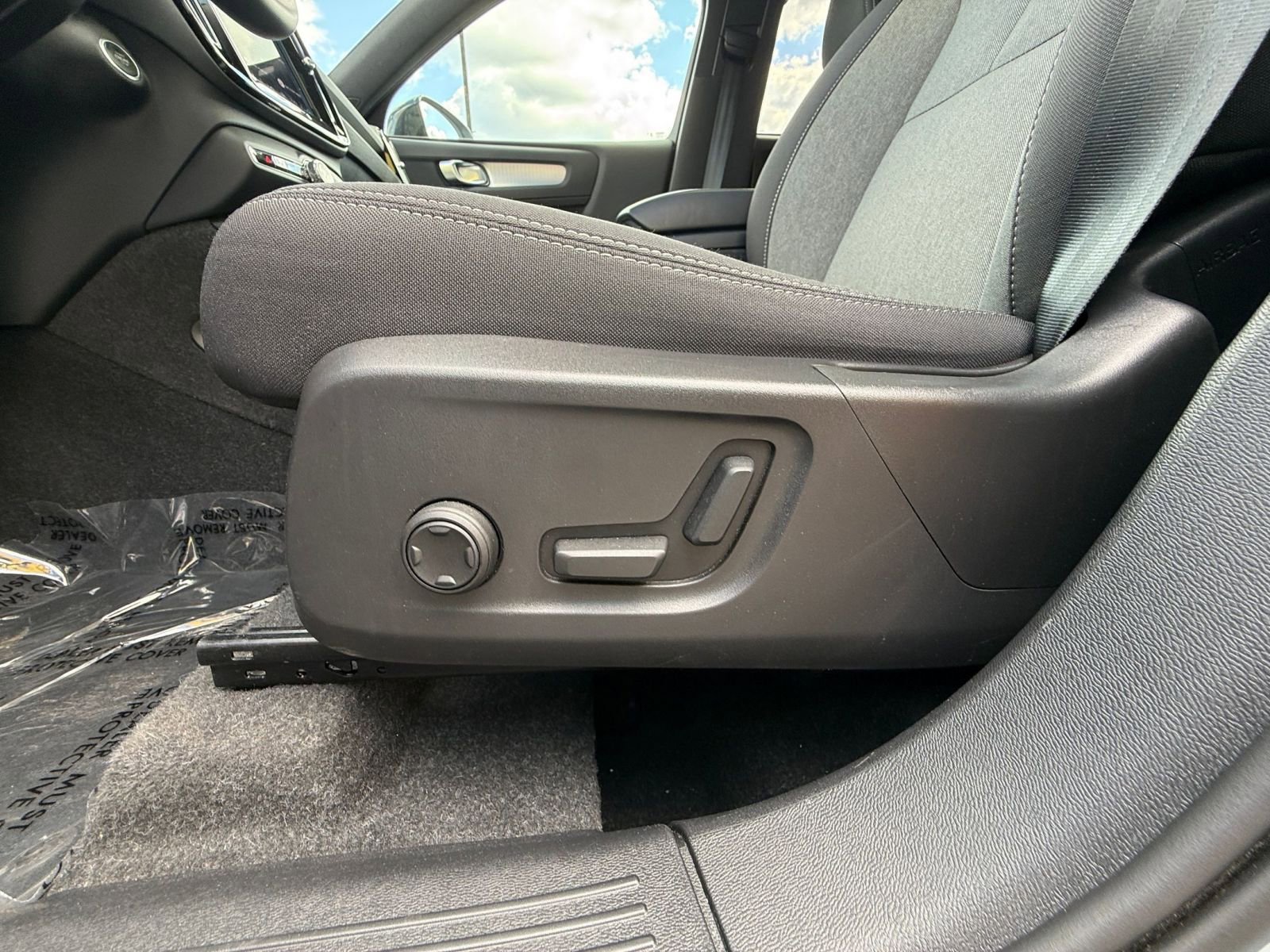 Used 2024 Volvo XC40 B5 Core AWD/4WD image 22